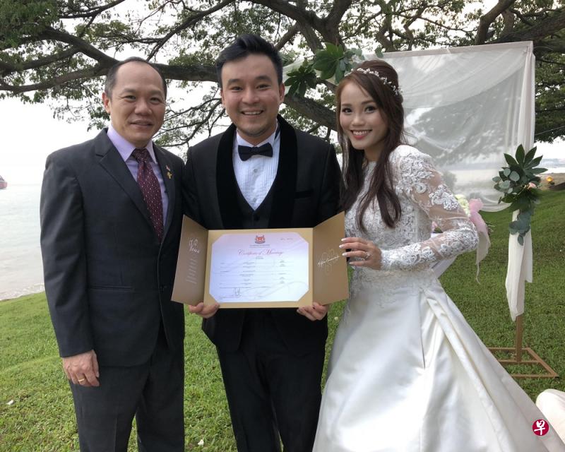 洪赐健（中）昨天注册结婚，左为注册官邓咏徽。