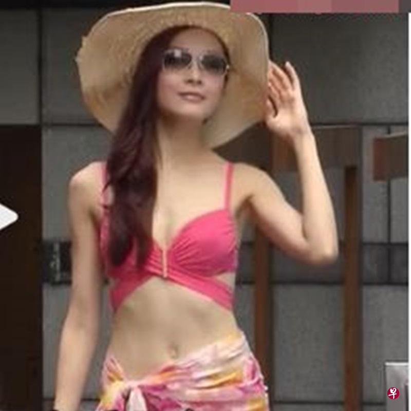 穿着桃红色比基尼的李佳芯。(互联网) 穿着桃红色比基尼的李佳芯。(互联网)