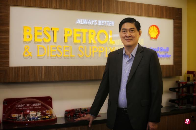 百胜集团主席梁南兴表示，很多人提到百胜，只想到百胜德士（Prime Taxi），但其实德士充其量只是集团多元化业务的一部分，集团营收近5亿元，当中一半就来自汽油经销业务。（林国明摄）