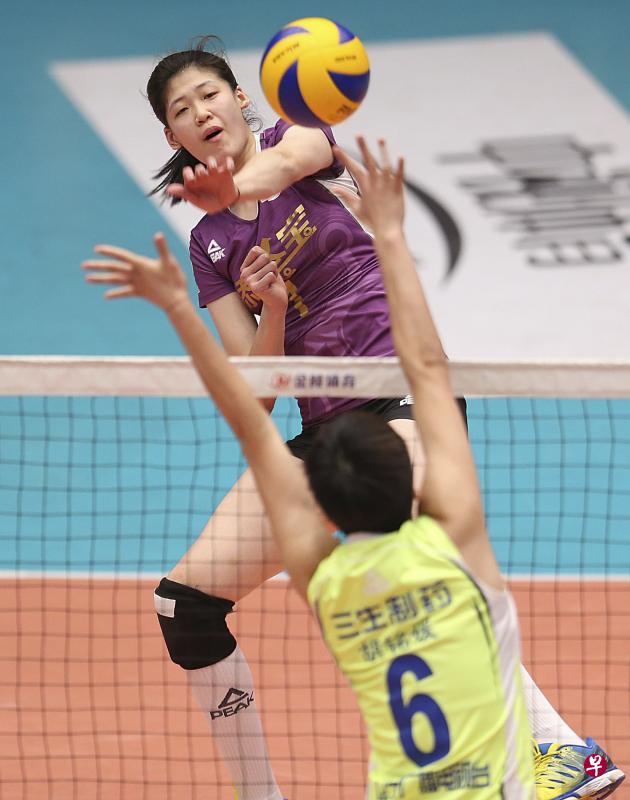 ▲李盈莹(上)在得分榜、扣球榜和发球榜上均占据首位,赢得“小朱婷”称号。(新华社) ▲李盈莹(上)在得分榜、扣球榜和发球榜上均占据首位,赢得“小朱婷”称号。(新华社)