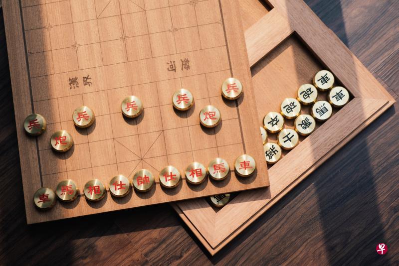 蔡汶霓与机床师傅余振康合作制造的黄铜象棋。(受访者提供照片) 蔡汶霓与机床师傅余振康合作制造的黄铜象棋。(受访者提供照片)