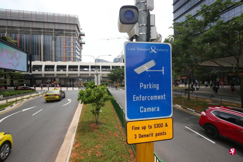 巴耶利峇广场和新邮中心附近的友诺士8路安装电眼后,这条小路的车流已较为顺畅。(何家俊摄) 巴耶利峇广场和新邮中心附近的友诺士8路安装电眼后,这条小路的车流已较为顺畅。(何家俊摄)