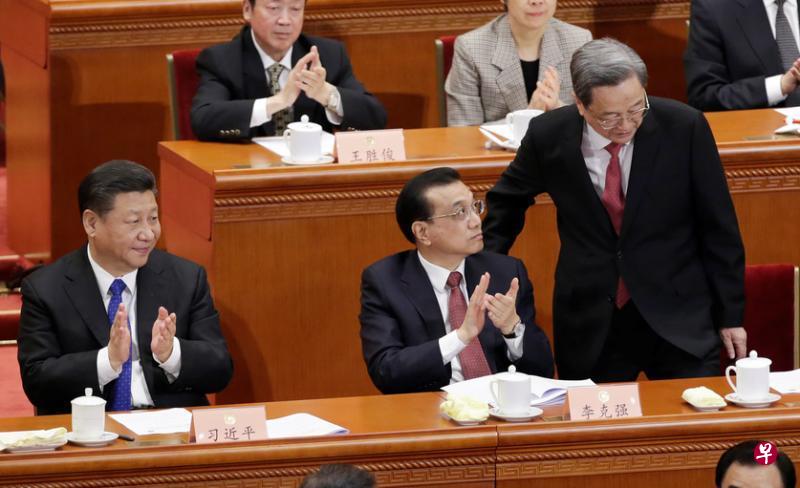 72岁的俞正声(右)昨天最后一次以中国全国政协第十二届主席身份做工作报告。他做完报告后回到台上座位时与总理李克强(中)低语,脸上充满笑意(路透社) 72岁的俞正声(右)昨天最后一次以中国全国政协第十二届主席身份做工作报告。他做完报告后回到台上座位时与总理李克强(中)低语,脸上充满笑意(路透社)