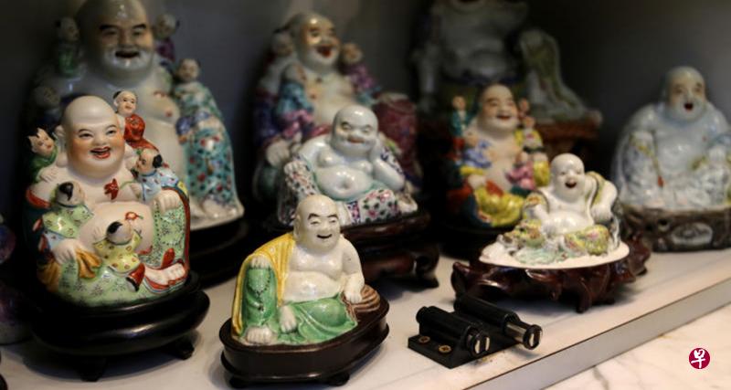 弥勒佛收藏家陈可成的家中共有多达200多尊大小不一，有着不同色彩和姿势的弥勒佛。