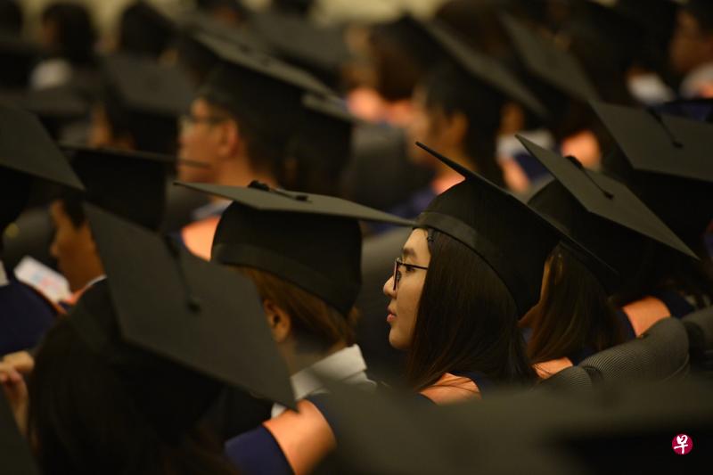 教育部将调整为部分大学硕士修课课程和专业文凭课程的拨款,从明年起减少为永久居民学生提供的学费津贴,并终止为国际学生提供津贴,新加坡籍学生的津贴则不受影响。(海峡时报) 教育部将调整为部分大学硕士修课课程和专业文凭课程的拨款,从明年起减少为永久居民学生提供的学费津贴,并终止为国际学生提供津贴,新加坡籍学生的津贴则不受影响。(海峡时报)