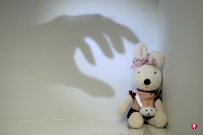 案件发生于2010年8月至2011年1月之间,被告在约半年内,五次带女孩到多层停车场的汽车内和组屋楼梯口性侵。(档案示意图) 案件发生于2010年8月至2011年1月之间,被告在约半年内,五次带女孩到多层停车场的汽车内和组屋楼梯口性侵。(档案示意图)