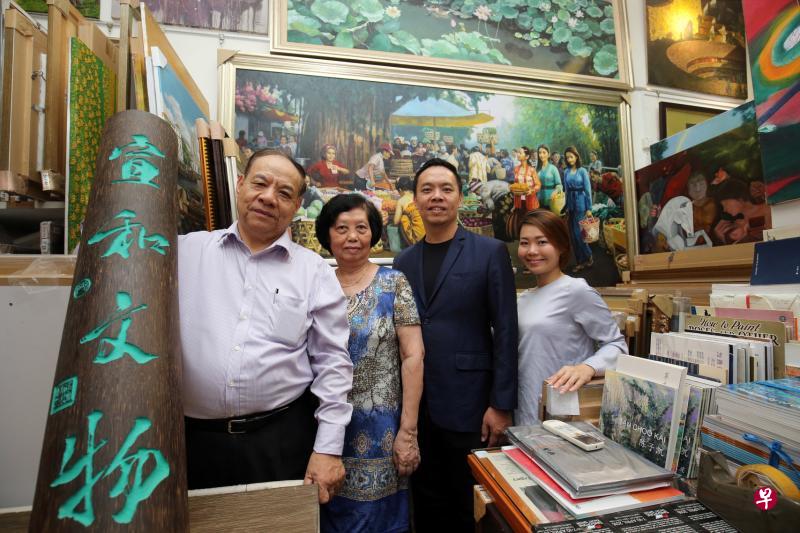 “宣和文物”“大唐艺苑”创办人俞精忠(左起)、太太郑月清、小儿子俞崇杰和媳妇林佩珊。(邬福梁摄) “宣和文物”“大唐艺苑”创办人俞精忠(左起)、太太郑月清、小儿子俞崇杰和媳妇林佩珊。(邬福梁摄)