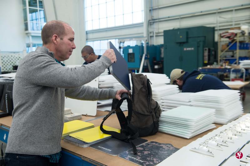 这个防弹板同学生背包一般大小,可塞入包内构成一道防护屏障。(法新社) 这个防弹板同学生背包一般大小,可塞入包内构成一道防护屏障。(法新社)