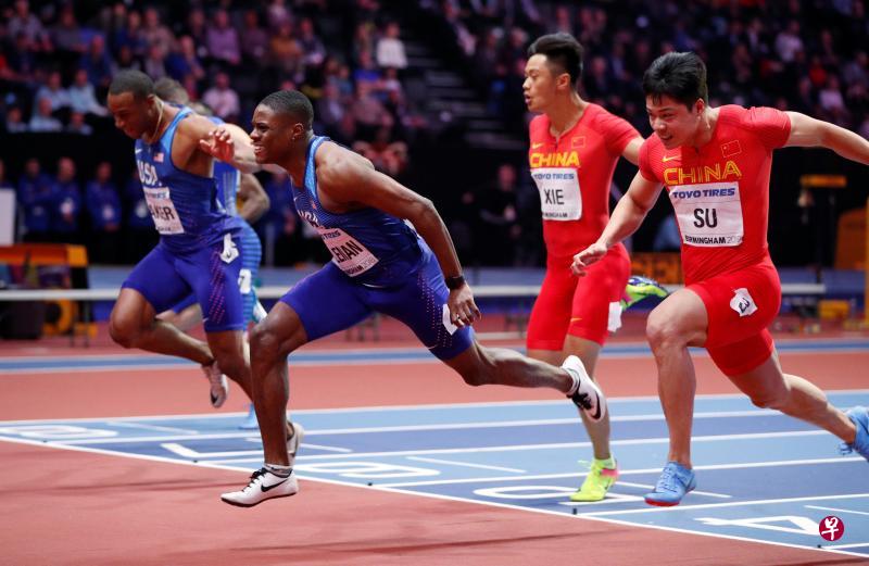 美国选手科尔曼(左二)击败中国的苏炳添(右一)与队友贝克(左一),夺得男子60米冠军。(路透社) 美国选手科尔曼(左二)击败中国的苏炳添(右一)与队友贝克(左一),夺得男子60米冠军。(路透社)