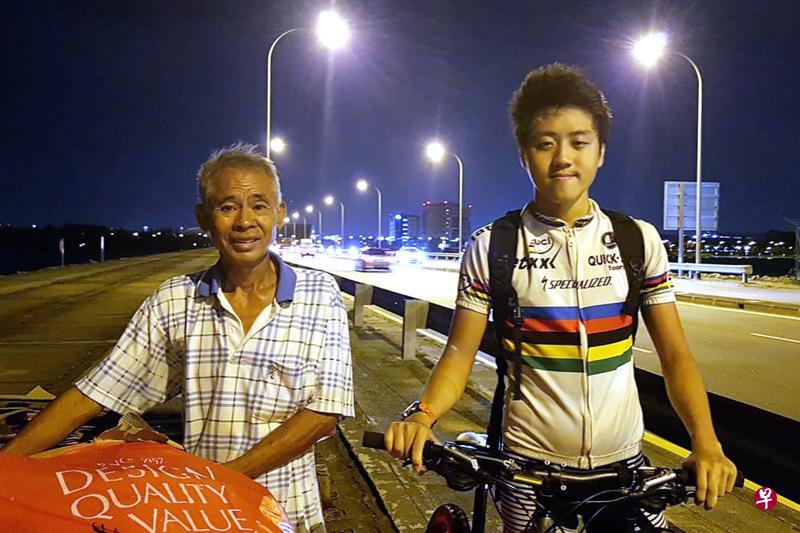 （右起）脚踏车骑士洪锐与友人一起送迷路阿叔回家。（取自面簿）　