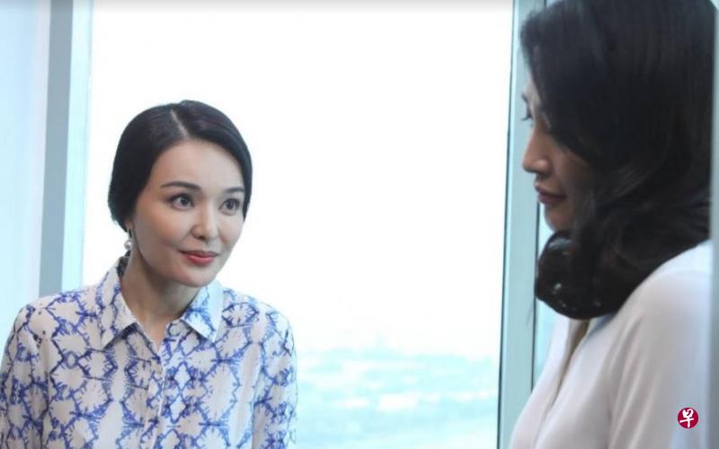 洪乙心(左)与中国女星白庆琳有一场对手戏,她赞对方高又漂亮,一站出来就是名模架势。(受访者提供) 洪乙心(左)与中国女星白庆琳有一场对手戏,她赞对方高又漂亮,一站出来就是名模架势。(受访者提供)