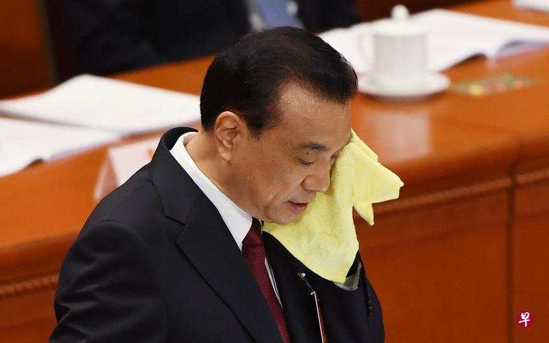 中国国务院总理李克强昨天在本次全国人大会议上宣读政府工作报告,中途拿出手帕抹汗。(法新社) 中国国务院总理李克强昨天在本次全国人大会议上宣读政府工作报告,中途拿出手帕抹汗。(法新社)