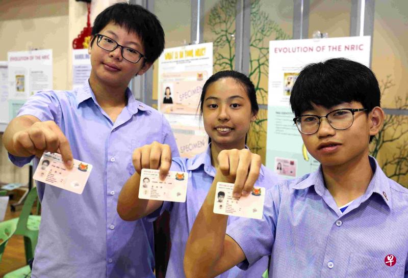 平仪中学从2013年开始为中三生举办身份证颁发仪式。(陈福洲摄) 平仪中学从2013年开始为中三生举办身份证颁发仪式。(陈福洲摄)