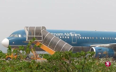 男子爬墙闯入荣市机场后,试图登上越南航空公司的航班。(互联网) 男子爬墙闯入荣市机场后,试图登上越南航空公司的航班。(互联网)