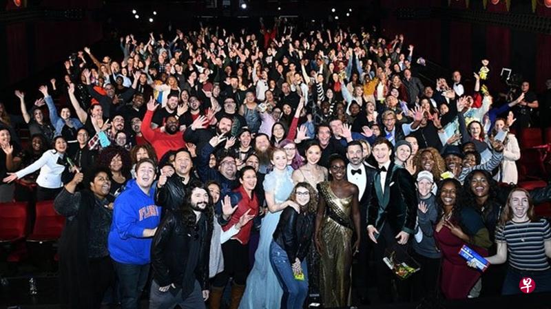 奥斯卡主持人吉米金梅尔,在典礼途中率领众多巨星突袭戏院观众,引起骚动。(Instagram图) 奥斯卡主持人吉米金梅尔,在典礼途中率领众多巨星突袭戏院观众,引起骚动。(Instagram图)