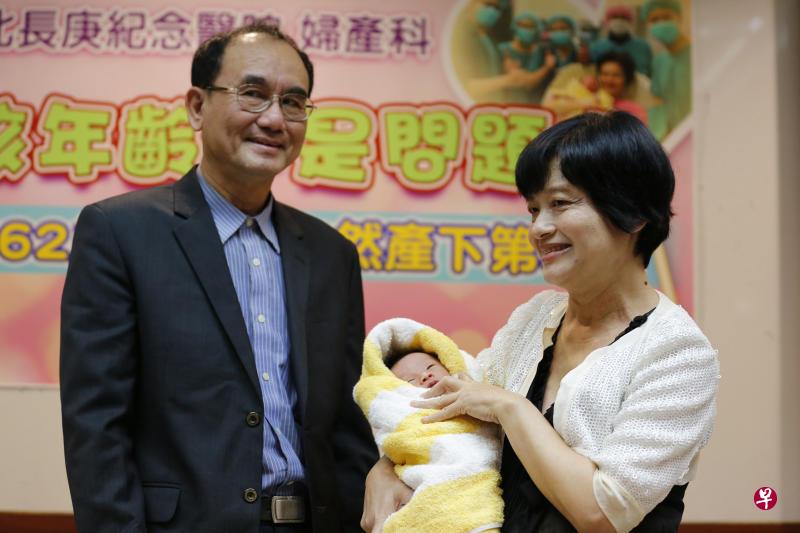 台北长庚纪念医院举办记者会,近日通过自然分娩产下一名健康男婴的62岁吴女士(右)和丈夫出席。吴女士成为已知台湾自然分娩最高龄产妇。(中新社) 台北长庚纪念医院举办记者会,近日通过自然分娩产下一名健康男婴的62岁吴女士(右)和丈夫出席。吴女士成为已知台湾自然分娩最高龄产妇。(中新社)