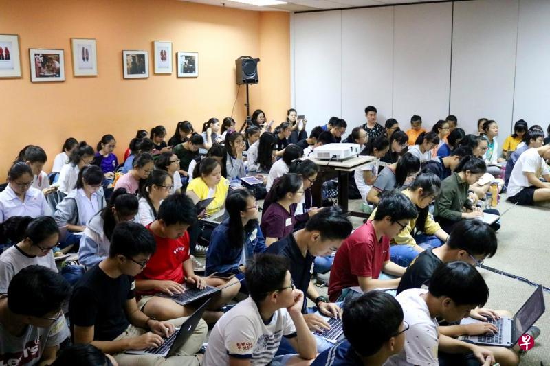 学生通过通讯员写作组第一轮筛选,参加记者体验活动。(《逗号》照片) 学生通过通讯员写作组第一轮筛选,参加记者体验活动。(《逗号》照片)