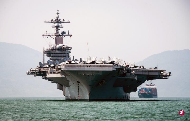 美国核动力航空母舰卡尔文森号将在岘港停留到周五，这艘300米长的军舰上有60架战斗机。（法新社）