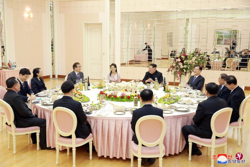 周一在平壤，金正恩（面镜头右二）设晚宴接待韩国总统特使郑义溶（面镜头右一）一行。金正恩夫人李雪主（面镜头中）、金正恩胞妹、朝鲜劳动党中央委员会第一副部长金与正（左三）也列席。金与正最近刚以朝鲜特使身份访问了首尔。（路透社）