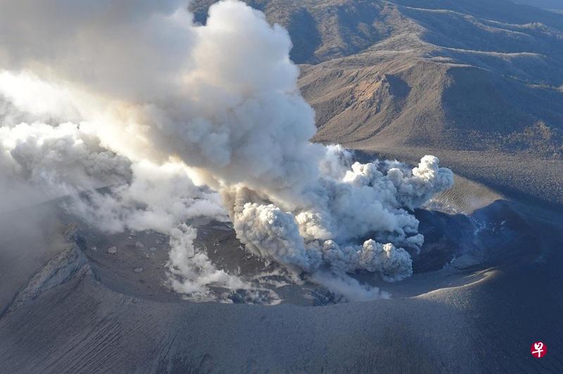 新燃岳火山6日下午喷发,导致烟尘升至2100米高空。(路透社) 新燃岳火山6日下午喷发,导致烟尘升至2100米高空。(路透社)