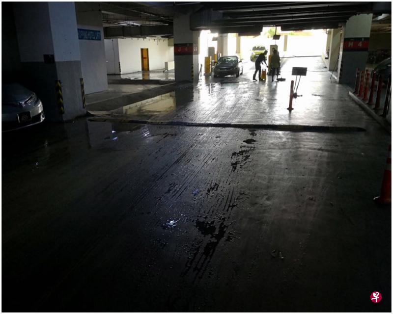 照片显示,商场的地下停车场的出入口处有大量的油渍。(受访者提供) 照片显示,商场的地下停车场的出入口处有大量的油渍。(受访者提供)