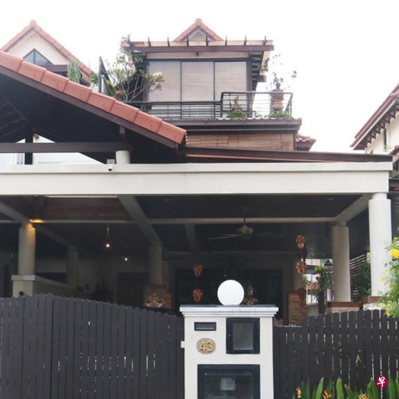 黄玉兰辩称父亲送她166万元购买东林通道43号房子,但她的说法无法让法官相信。(陈福洲摄) 黄玉兰辩称父亲送她166万元购买东林通道43号房子,但她的说法无法让法官相信。(陈福洲摄)