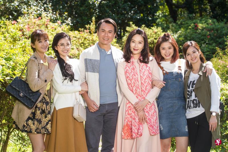 陈珮骐(左起)、韩瑜、陈霆、张玉嬿、李燕、臧芮轩演出有笑有泪的家庭故事。(新电信提供) 陈珮骐(左起)、韩瑜、陈霆、张玉嬿、李燕、臧芮轩演出有笑有泪的家庭故事。(新电信提供)