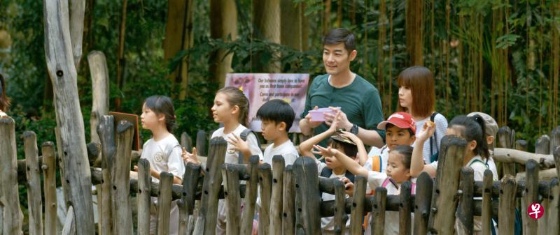 《戏曲总动员》施易男(左四)饰演学校的戏曲老师,带领包括儿子(左三)在内的学生们出游。 《戏曲总动员》施易男(左四)饰演学校的戏曲老师,带领包括儿子(左三)在内的学生们出游。