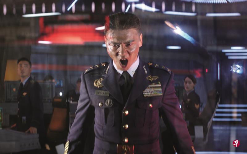 张晋在《环太平洋2:起义时刻》饰演的将军领导机甲猎人部队要打败怪兽,他在控制室里指挥结合华人与洋人的作战部队。(UIP提供) 张晋在《环太平洋2:起义时刻》饰演的将军领导机甲猎人部队要打败怪兽,他在控制室里指挥结合华人与洋人的作战部队。(UIP提供)
