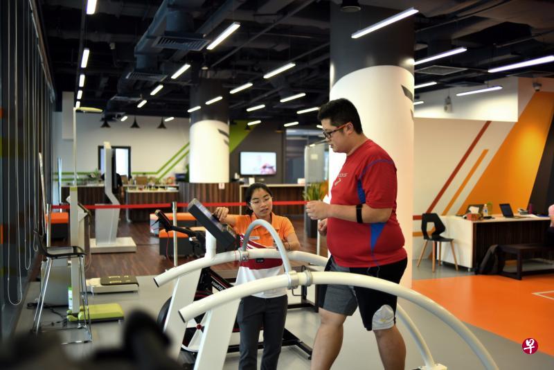 陈汉明加入淡滨尼天地的活跃健康体验中心后,在三个月内减了6公斤。(文社青部提供) 陈汉明加入淡滨尼天地的活跃健康体验中心后,在三个月内减了6公斤。(文社青部提供)