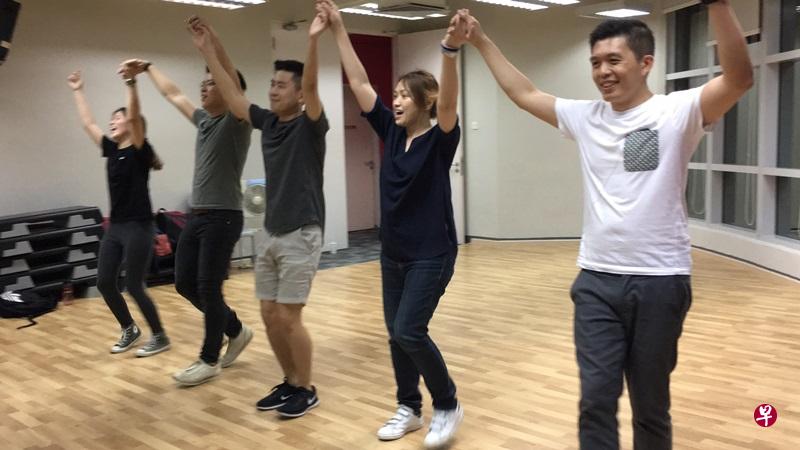 96.3好FM DJ们积极练舞。(96.3好FM提供) 96.3好FM DJ们积极练舞。(96.3好FM提供)