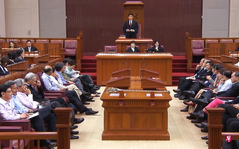 国会议长陈川仁(站立者)发表总结言论时说,大家在维护理想的同时,采取务实的态度一样重要,而政府有时得做出艰难且不受欢迎的选择。(gov.sg截图) 国会议长陈川仁(站立者)发表总结言论时说,大家在维护理想的同时,采取务实的态度一样重要,而政府有时得做出艰难且不受欢迎的选择。(gov.sg截图)