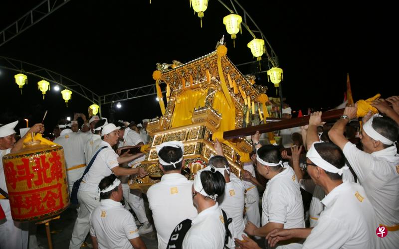 海南鸡饭、拉车面、九皇爷游神(图)和蹈火仪式都是本地的非物质文化遗产。当前急务是列出一份清单,才能知道究竟有哪些值得珍惜的文化遗产。(档案照) 海南鸡饭、拉车面、九皇爷游神(图)和蹈火仪式都是本地的非物质文化遗产。当前急务是列出一份清单,才能知道究竟有哪些值得珍惜的文化遗产。(档案照)