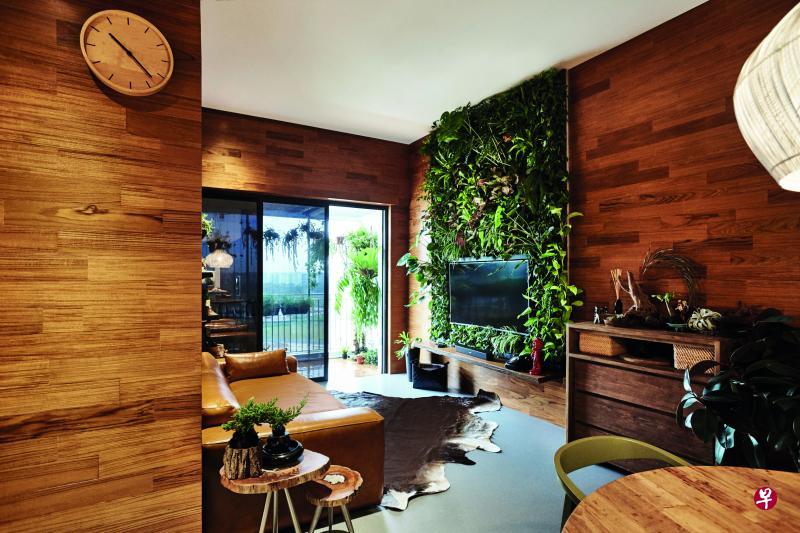 整个住家的焦点是客厅里那一电视墙面的绿意,配搭柚木板条饰墙面。(Home & Decor家居杂志提供) 整个住家的焦点是客厅里那一电视墙面的绿意,配搭柚木板条饰墙面。(Home & Decor家居杂志提供)
