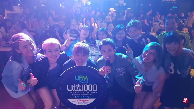 伟龙、丽梅(右三与四)和热情的听众一起热唱《U选1000》的歌曲。(图片:UFM100.3) 伟龙、丽梅(右三与四)和热情的听众一起热唱《U选1000》的歌曲。(图片:UFM100.3)