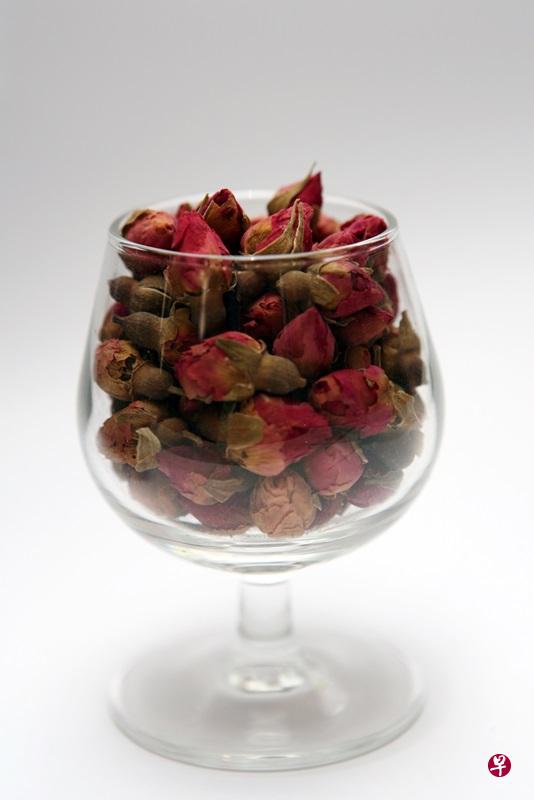 喝玫瑰花茶,可助调理气血,达到美白的效果。(档案照) 喝玫瑰花茶,可助调理气血,达到美白的效果。(档案照)