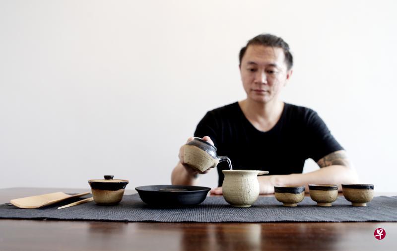 手作陶土茶具泡茶的金怀奇,心已静了下来,但没忘记前尘往事。 手作陶土茶具泡茶的金怀奇,心已静了下来,但没忘记前尘往事。