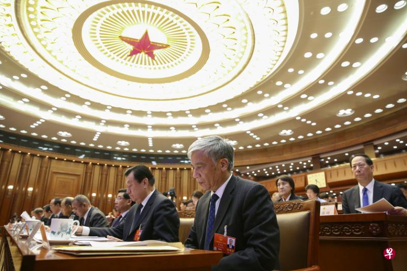 全国人大昨天在北京人民大会堂举行主席团会议,审议宪法修正案草案修改稿审议情况的报告和草案建议表决稿。(中新社) 全国人大昨天在北京人民大会堂举行主席团会议,审议宪法修正案草案修改稿审议情况的报告和草案建议表决稿。(中新社)