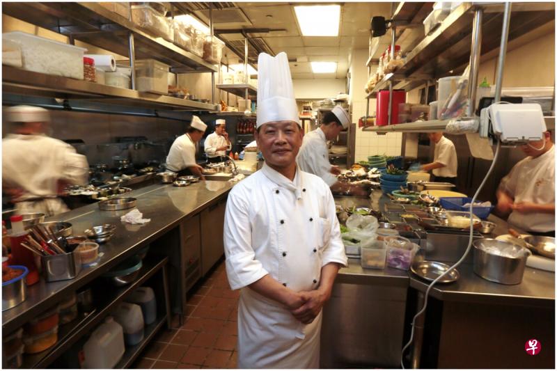 黄清标通过金山楼的厨房,进一步提升与推广从小所学的“谭府宴”,并把几乎失传的技艺传授给徒弟。(档案照) 黄清标通过金山楼的厨房,进一步提升与推广从小所学的“谭府宴”,并把几乎失传的技艺传授给徒弟。(档案照)