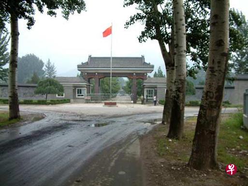 张苏军表示,秦城对入狱官员在管理上有一定的宽松度,主要是防止他们自杀。但在法律执行上,减刑假释、保外就医这些方面,对他们的管理是严于普通犯人的。(互联网) 张苏军表示,秦城对入狱官员在管理上有一定的宽松度,主要是防止他们自杀。但在法律执行上,减刑假释、保外就医这些方面,对他们的管理是严于普通犯人的。(互联网)