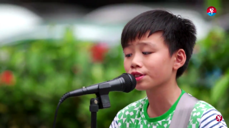 冯家宝自幼喜欢唱歌,除了吉他,目前他还在学习钢琴。他希望自己能像偶像林俊杰那样,有朝一日可以登上更大的舞台。(《完成一个梦》截图) 冯家宝自幼喜欢唱歌,除了吉他,目前他还在学习钢琴。他希望自己能像偶像林俊杰那样,有朝一日可以登上更大的舞台。(《完成一个梦》截图)
