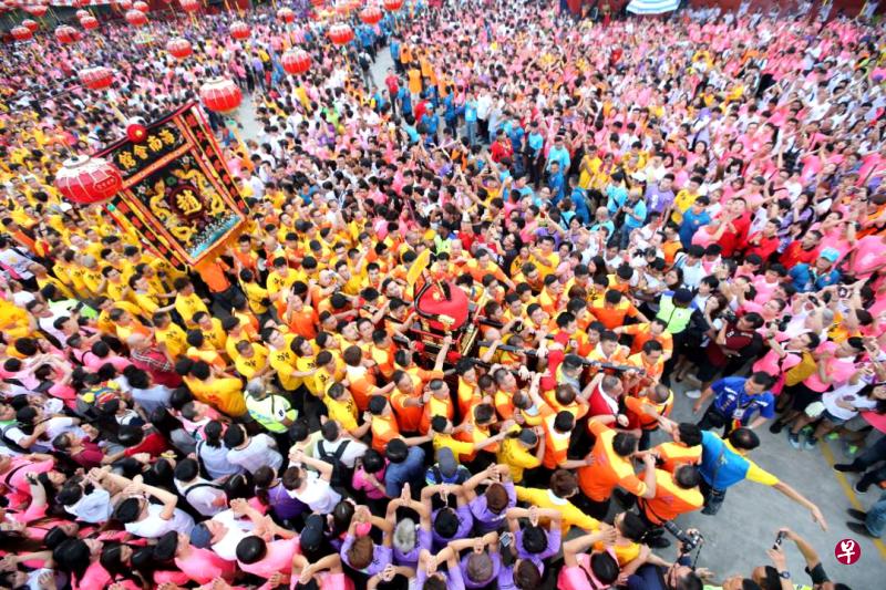 柔佛古庙一年一度的游神,总会吸引成千上万的信徒参与。(星洲日报) 柔佛古庙一年一度的游神,总会吸引成千上万的信徒参与。(星洲日报)