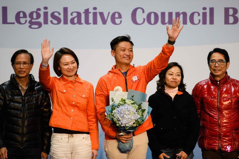 香港立法会补选九龙西选区,由民建联郑泳舜(中)胜出。左二为民建联主席李慧琼。(法新社) 香港立法会补选九龙西选区,由民建联郑泳舜(中)胜出。左二为民建联主席李慧琼。(法新社)