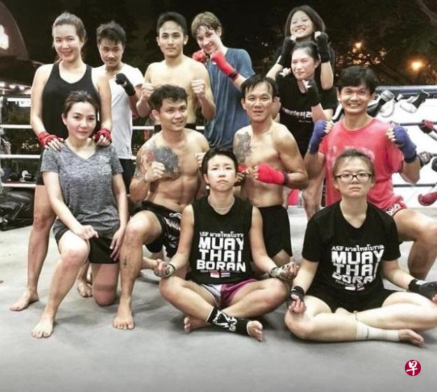 瑞恩(后排左一)学泰拳后,身材明显消瘦。(图片:IG、面簿) 瑞恩(后排左一)学泰拳后,身材明显消瘦。(图片:IG、面簿)