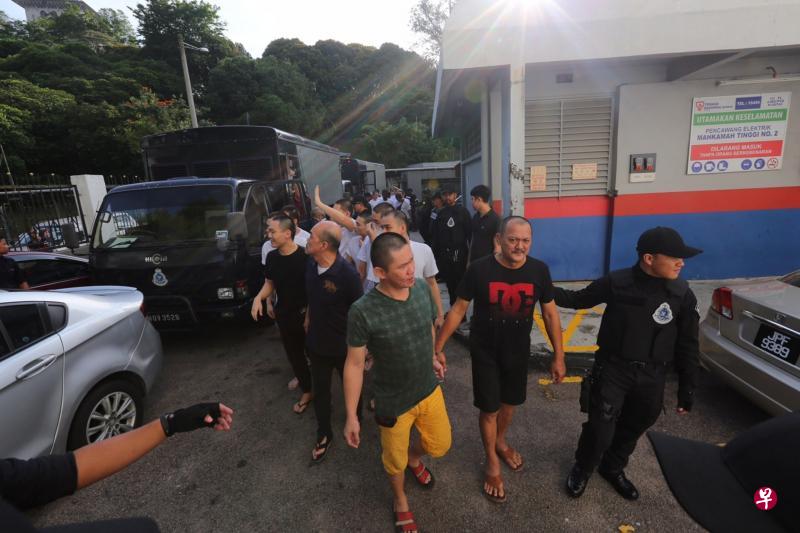 柔佛警方昨天押送36名黑帮分子出庭,据了解他们都是“360党”党徒,其中还有一名柔佛头目。(星洲日报) 柔佛警方昨天押送36名黑帮分子出庭,据了解他们都是“360党”党徒,其中还有一名柔佛头目。(星洲日报)