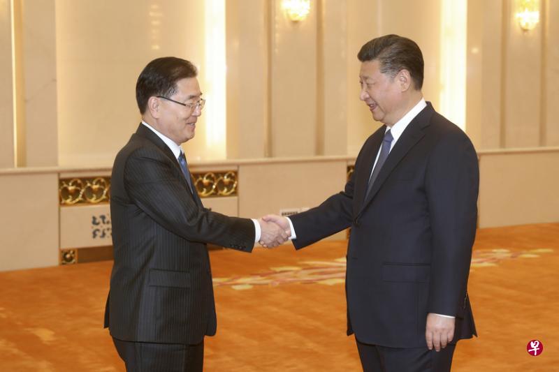 中国国家主席习近平(右)昨天在北京人民大会堂会见韩国总统特使、国家安保室长郑义溶。(中新社) 中国国家主席习近平(右)昨天在北京人民大会堂会见韩国总统特使、国家安保室长郑义溶。(中新社)
