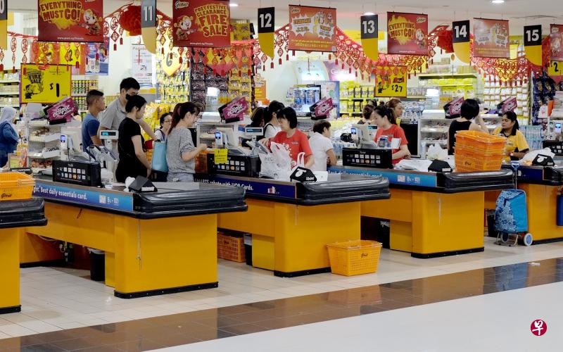 根据统计局发布的数据显示,我国1月份零售销售指数比去年同期减少8.4%,出乎市场预料。(档案照) 根据统计局发布的数据显示,我国1月份零售销售指数比去年同期减少8.4%,出乎市场预料。(档案照)