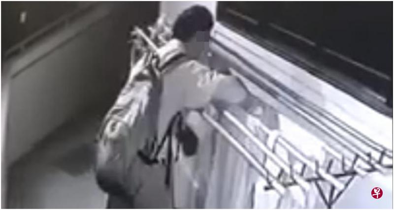 斯文男偷走裤子前,还嗅了嗅裤子,行为变态。(受访者提供) 斯文男偷走裤子前,还嗅了嗅裤子,行为变态。(受访者提供)