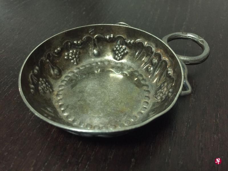 法国古董品酒小银杯打造得精致漂亮。(黄向京摄) 法国古董品酒小银杯打造得精致漂亮。(黄向京摄)