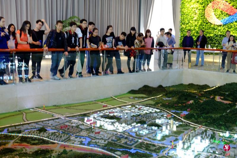 华中同学们参观广州知识城模拟设计。 华中同学们参观广州知识城模拟设计。